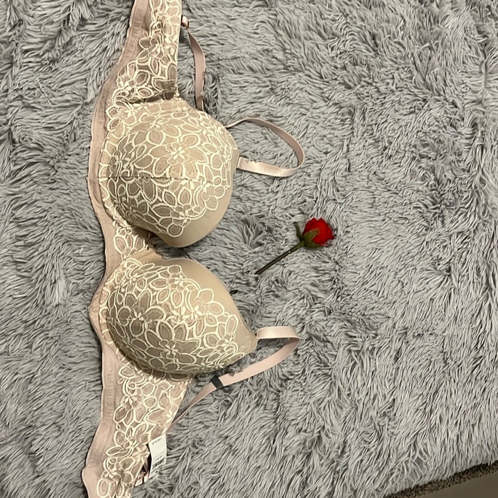 I am selling a beautiful bra with extra lift